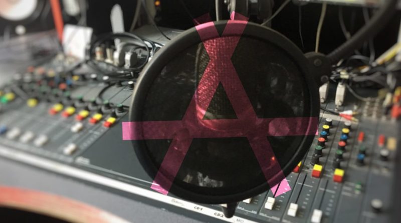 Mischpult mit Mikrofon und Anarchismussymbol