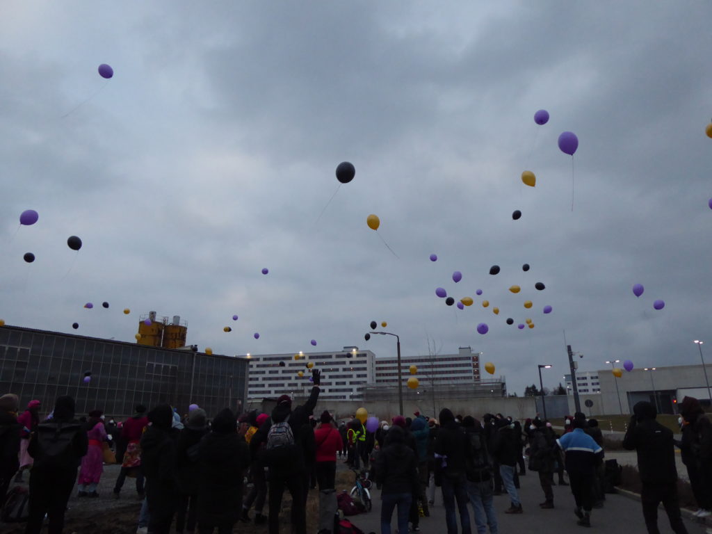 Menschen lassen Luftballons vor der JVA Chemnitz steigen