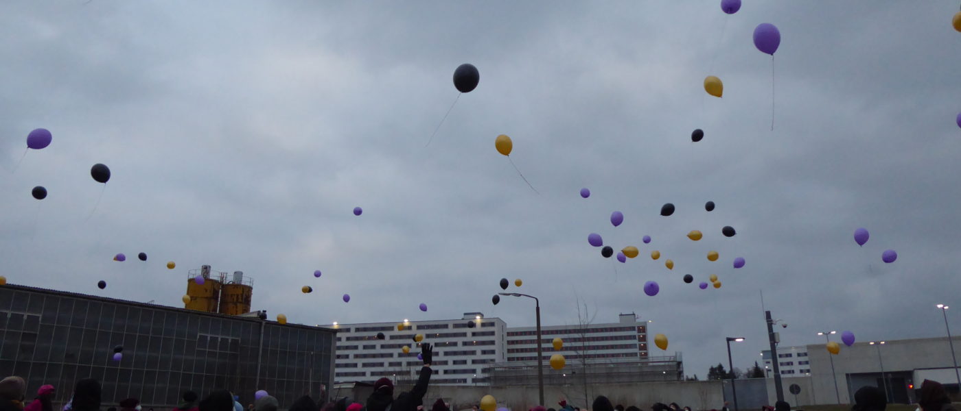 Menschen lassen Luftballons vor der JVA Chemnitz steigen