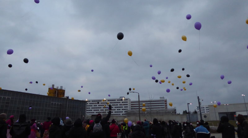 Menschen lassen Luftballons vor der JVA Chemnitz steigen