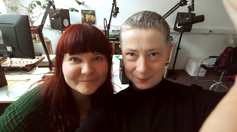 zwei Frauen im Studio Grün bei coloRadio