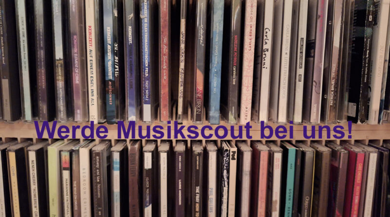 Ein Regal mit CDs. Darauf steht: Werde Musikscout bei uns