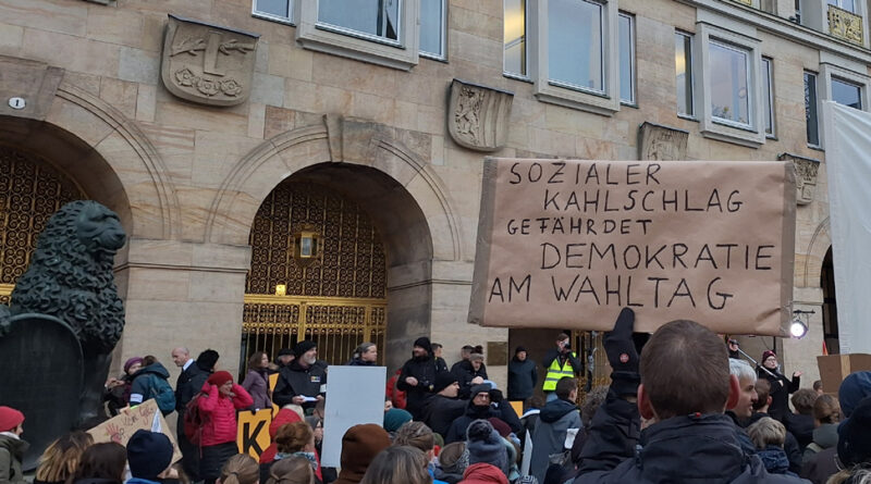 Demonstrierende stehen vor dem Rathaus in Dresden