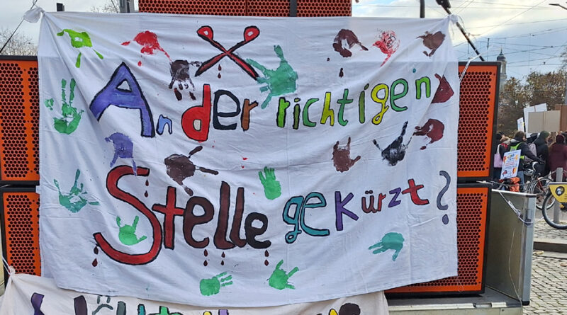 Ein Banner, auf ihm steht: An der richtigen Stelle gekürzt?