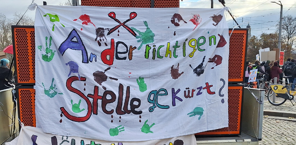 Ein Banner, auf ihm steht: An der richtigen Stelle gekürzt?