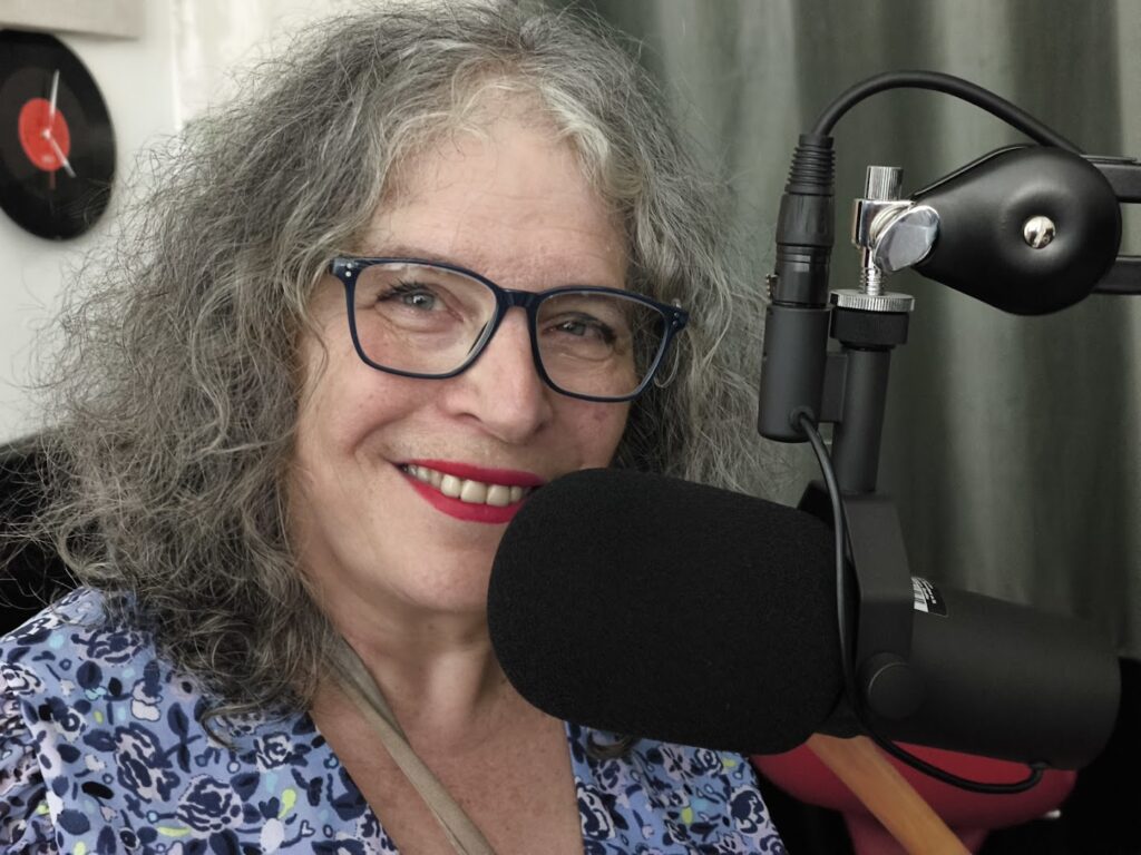 Das Bild zeigt die Frau Avery Gosfield im Aufnahmestudio.