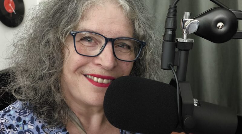 Das Bild zeigt die Frau Avery Gosfield im Aufnahmestudio.