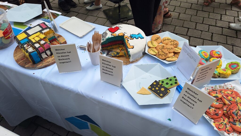 Bunte Kuchen stehen auf einem Tisch