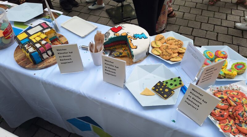 Bunte Kuchen stehen auf einem Tisch