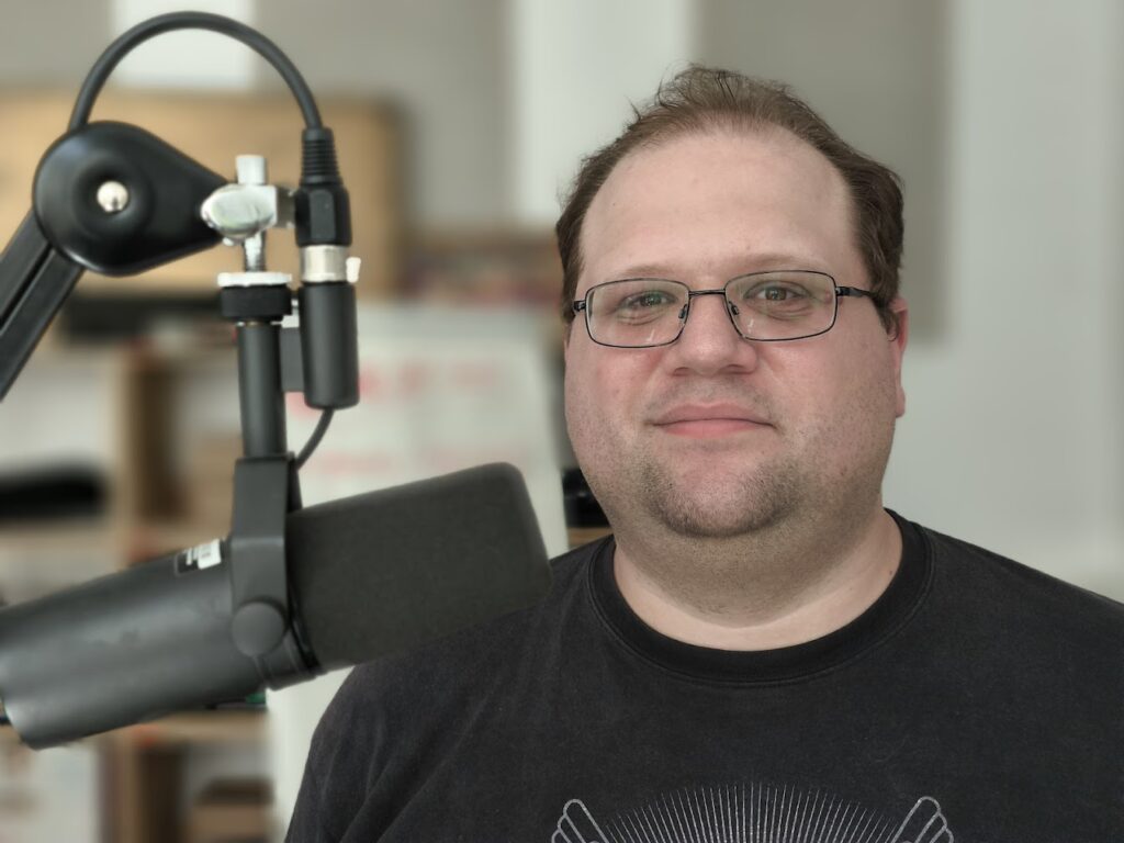 Ein Mann um die 40 im Aufnahmestudio.