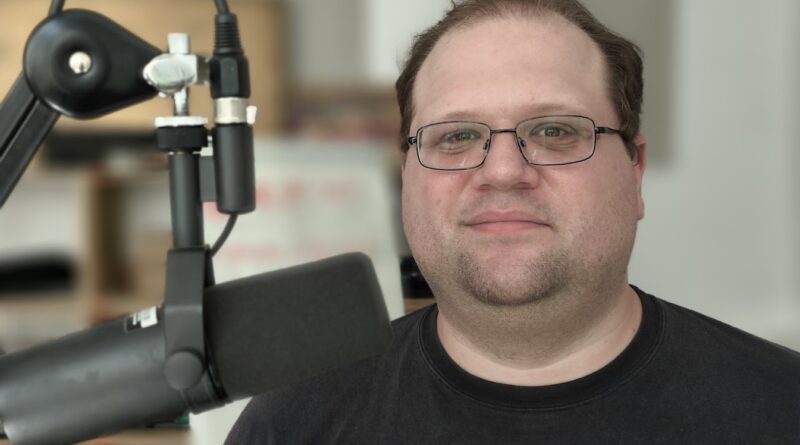 Ein Mann um die 40 im Aufnahmestudio.