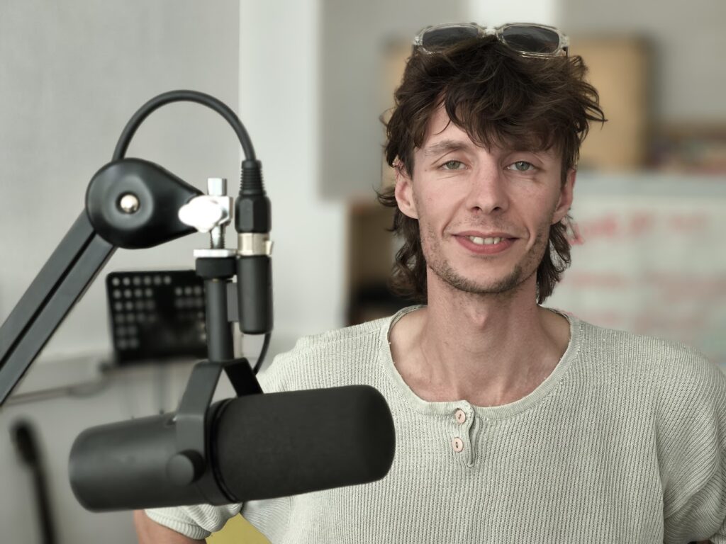 Ein junger Mann im Aufnahmestudio.