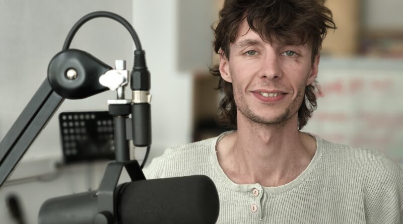 Ein junger Mann im Aufnahmestudio.