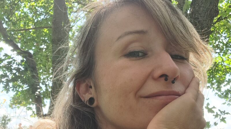 Das Bild zeigt eine Nahaufnahme des Gesichts der Frau Dr. Nadja Müller. Im Hintergrund sind Bäume.
