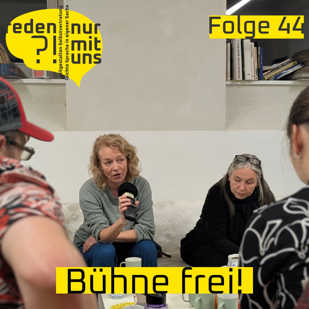 In der Mitte des Bildes sind zwei Frauen die sitzen. Eine davon hält ein Mirkophon in der Hand. Links und rechts im Bild sieht man jeweils die Schultern zweier anderer Menschen von hinten. Unten im Bild steht: Bühne frei!. Oben im Bild steht: Reden nur mit uns?! Folge 44.