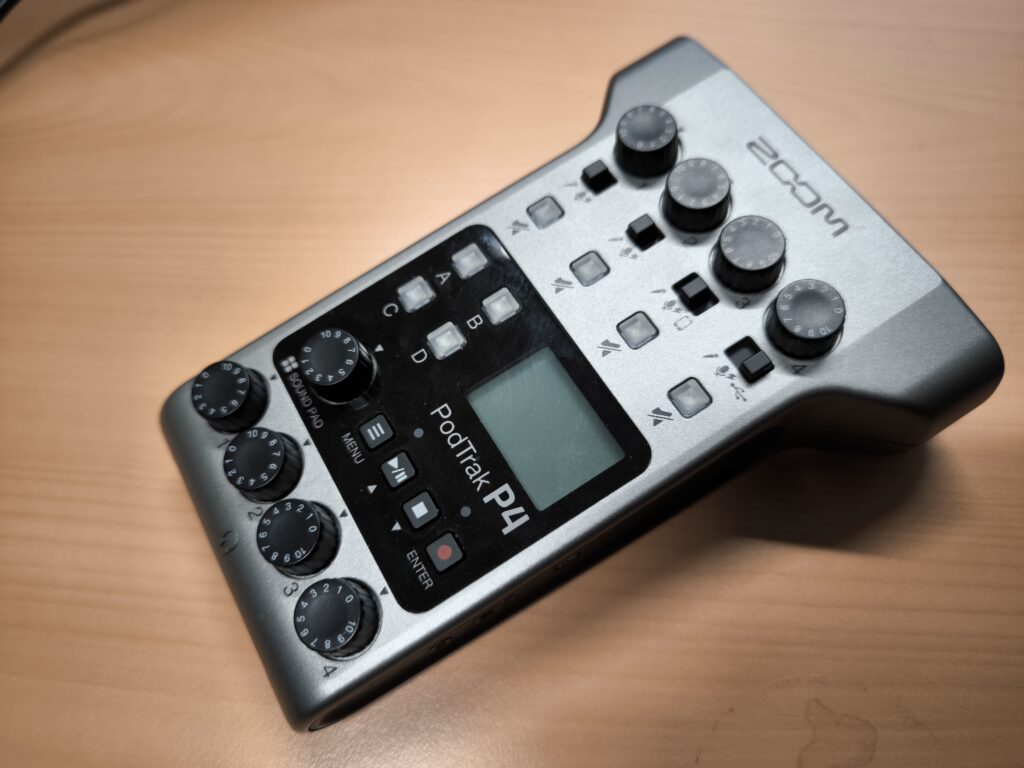 Das Bild zeigt ein technisches Gerät zur Radioproduktion mit dem man Mikrophone lauter und leiser machen kann.