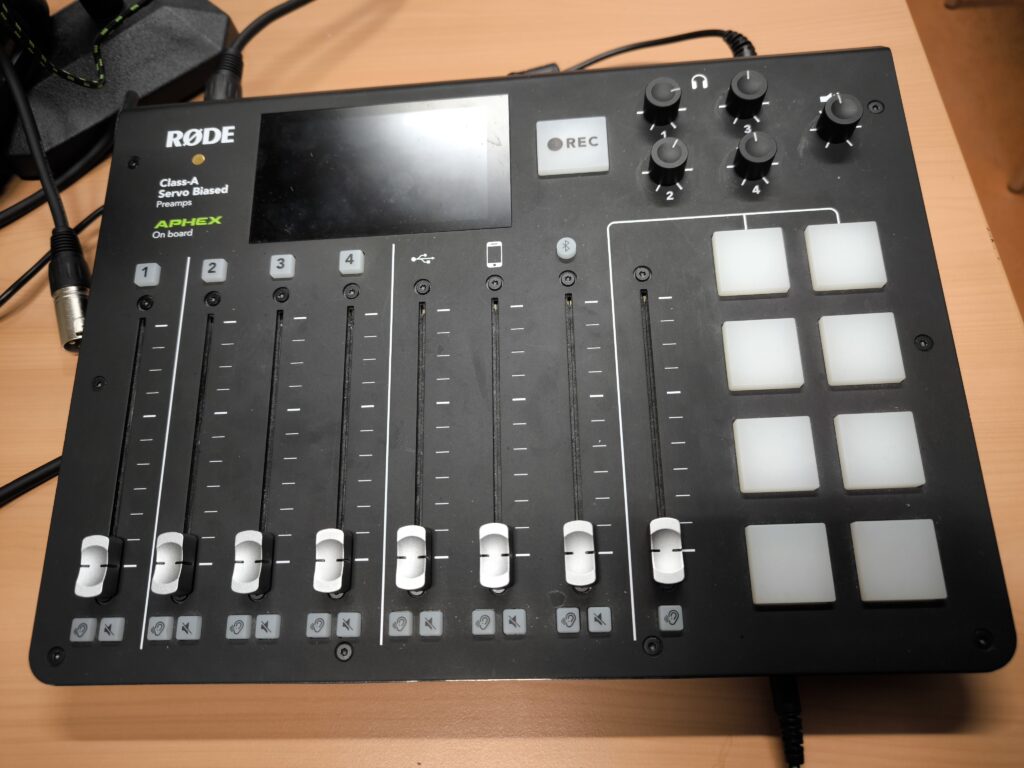 Das Bild zeigt ein technisches Gerät zur Radioproduktion mit dem man Mikrophone lauter und leiser machen kann.