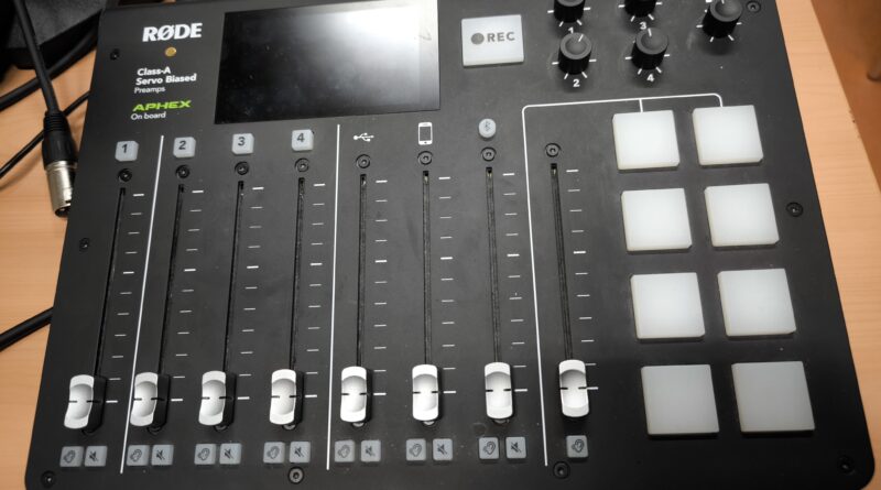 Das Bild zeigt ein technisches Gerät zur Radioproduktion mit dem man Mikrophone lauter und leiser machen kann.
