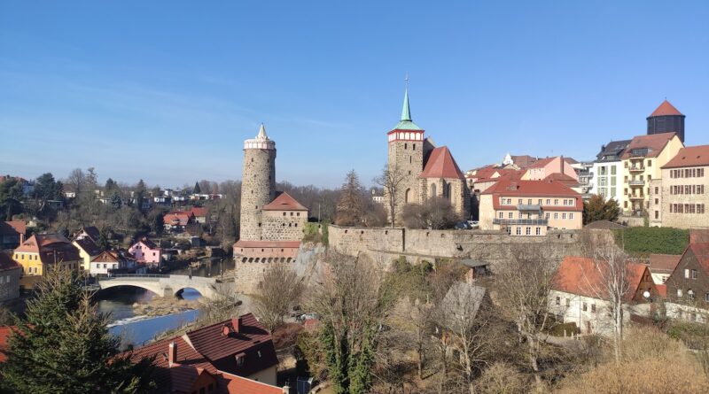 Das Bild zeigt den Teil des kleinen Städtchens Bautzen im Sommer. In der Mitte des Bildes stehen die Überreste einer kleinen Burg.