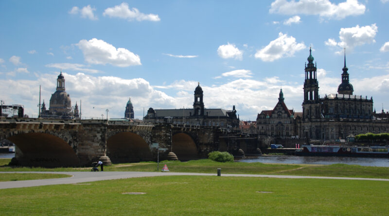 Das Bild zeigt die Elbe und eine Reihe von Kirchspitzen.